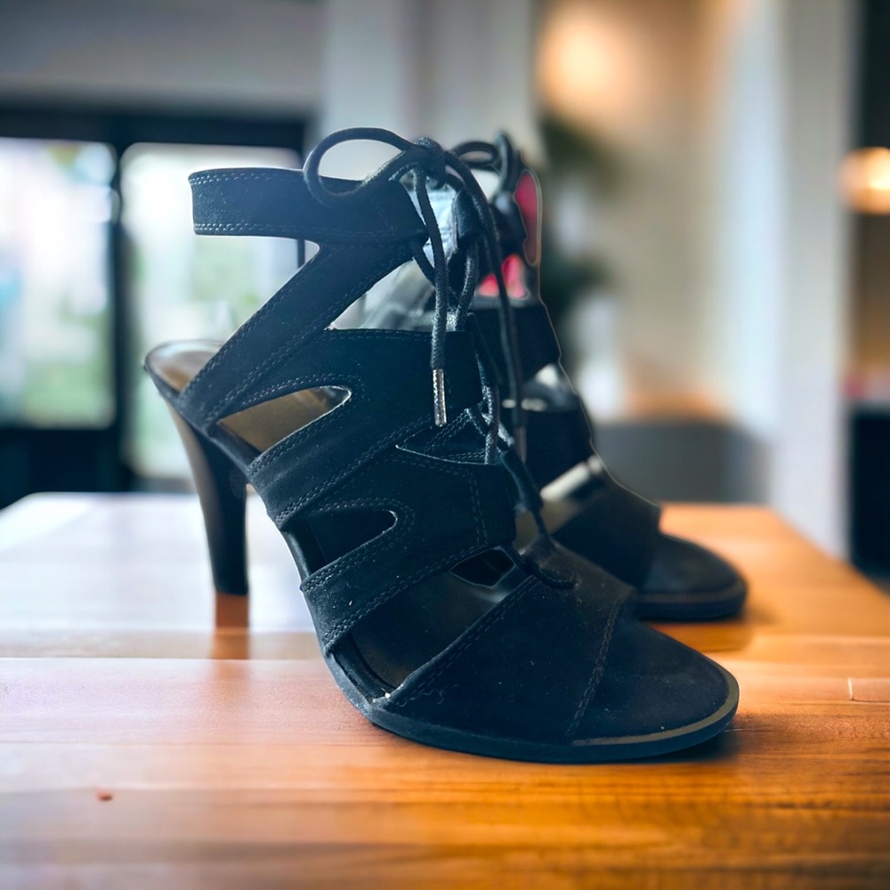 Simply Vera Wing Lace-Up Sviman Black Suede Heels. Like New.
